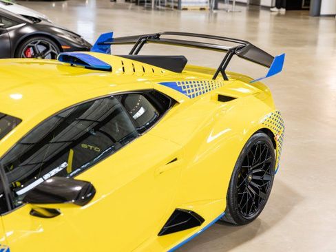 Used 2022 Lamborghini Huracan STO image 32