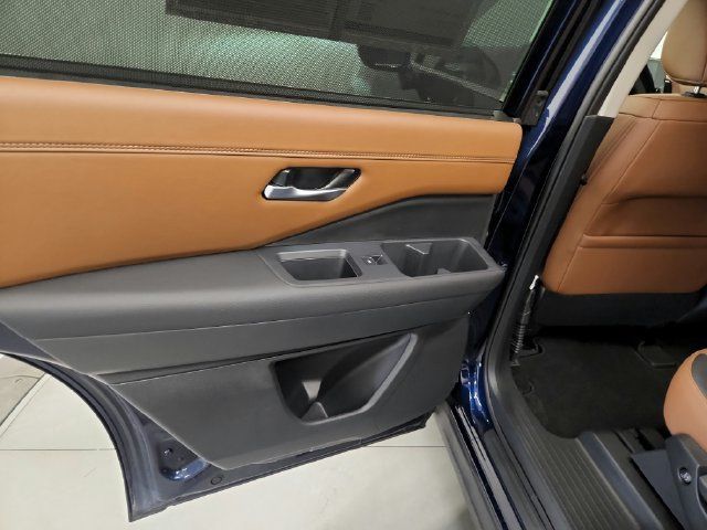 Used 2025 Nissan Pathfinder Platinum w/ Cargo Package AWD/4WD image 21