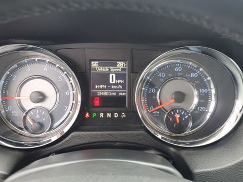 Used 2016 Chrysler Town & Country Touring-L image 13