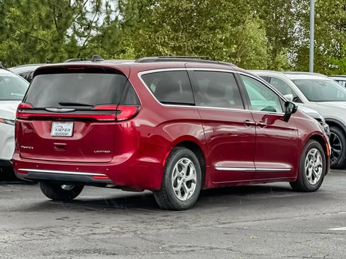 Used 2023 Chrysler Pacifica Limited FWD image 3