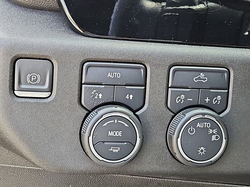 Certified 2022 Chevrolet Silverado 1500 LT AWD/4WD image 23