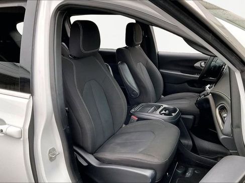 Used 2023 Chrysler Pacifica Touring image 20