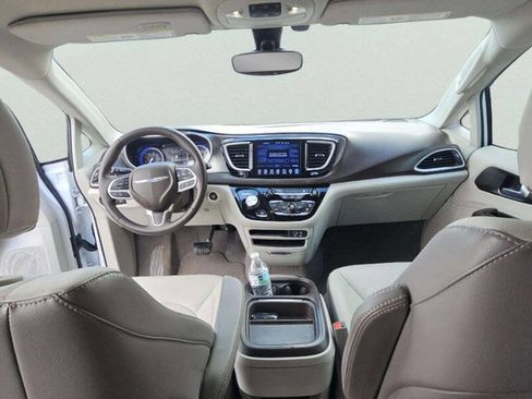 Used 2017 Chrysler Pacifica Touring-L w/ Tire & Wheel Group image 7