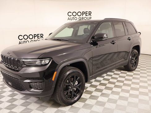 Used 2025 Jeep Grand Cherokee 4WD image 10
