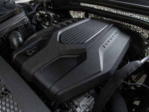 Certified 2025 Porsche Macan AWD/4WD image 37