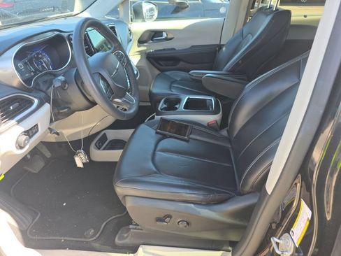 Used 2023 Chrysler Pacifica Touring-L FWD image 5