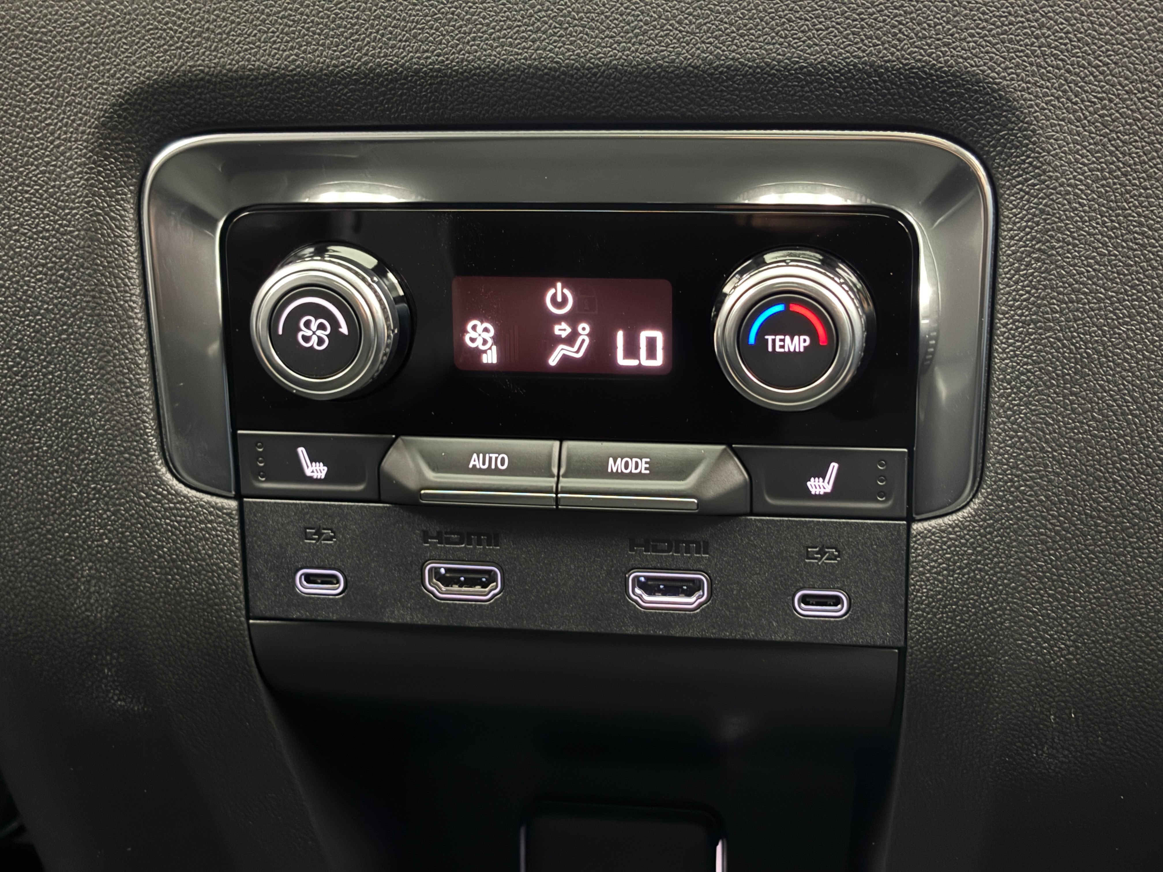 New 2026 GMC Yukon Denali w/ Denali Reserve Package AWD/4WD image 9