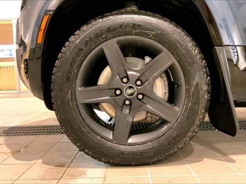 Used 2025 Land Rover Defender 110 X-Dynamic SE image 5