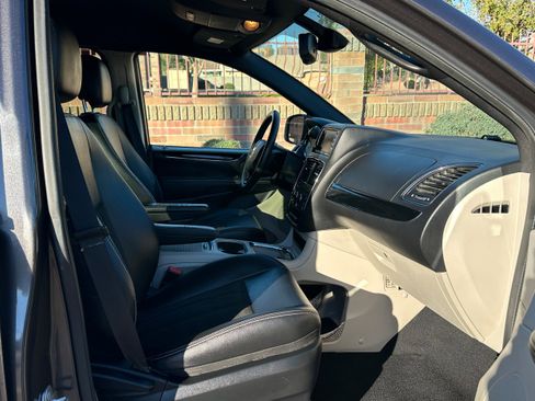 Used 2019 Dodge Grand Caravan SXT image 11