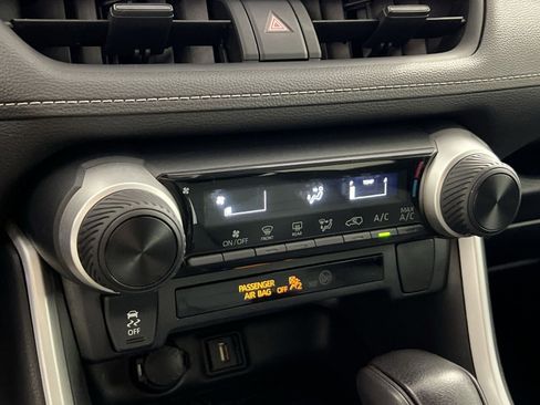 Used 2021 Toyota RAV4 LE image 19