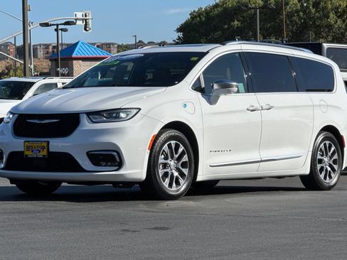 Used 2022 Chrysler Pacifica Pinnacle FWD image 10