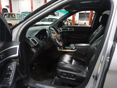Used 2015 Ford Explorer Limited w/ Equipment Group 301A FWD image 2