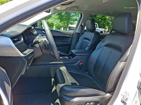 Used 2023 Jeep Grand Cherokee L Limited AWD/4WD image 24