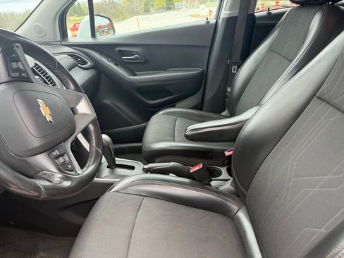 Used 2020 Chevrolet Trax LT w/ LT Convenience Package FWD image 10