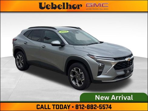 Used 2025 Chevrolet Trax LT w/ LT Convenience Package FWD image 4
