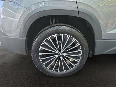 Used 2025 Volkswagen Taos SE FWD image 41
