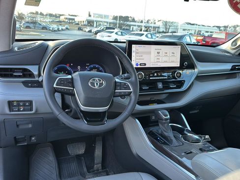 Used 2024 Toyota Highlander Platinum image 16