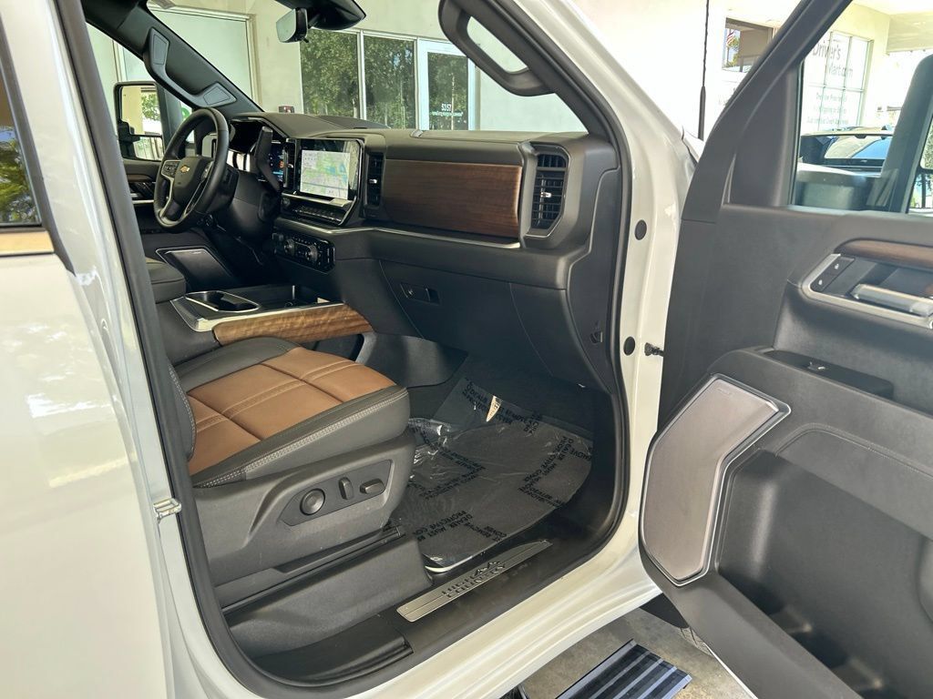 Used 2026 Chevrolet Silverado 3500 High Country w/ Technology Package AWD/4WD image 36