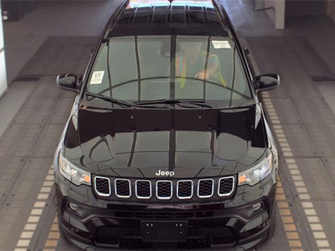 Used 2024 Jeep Compass Latitude AWD/4WD image 2