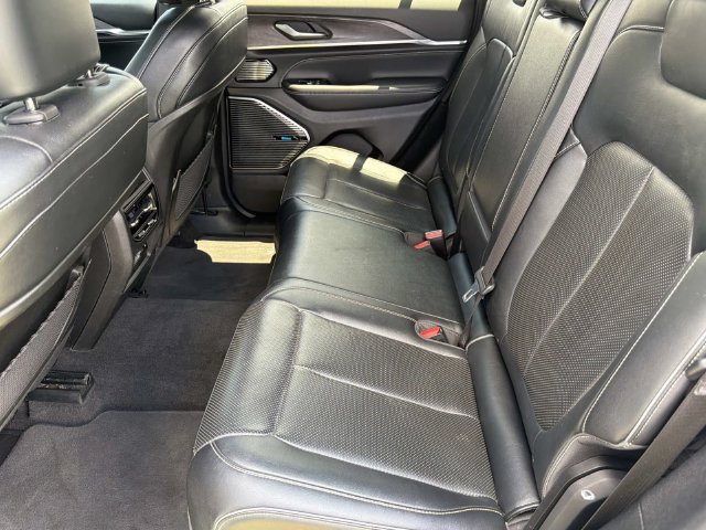 Used 2022 Jeep Grand Cherokee Overland AWD/4WD image 23