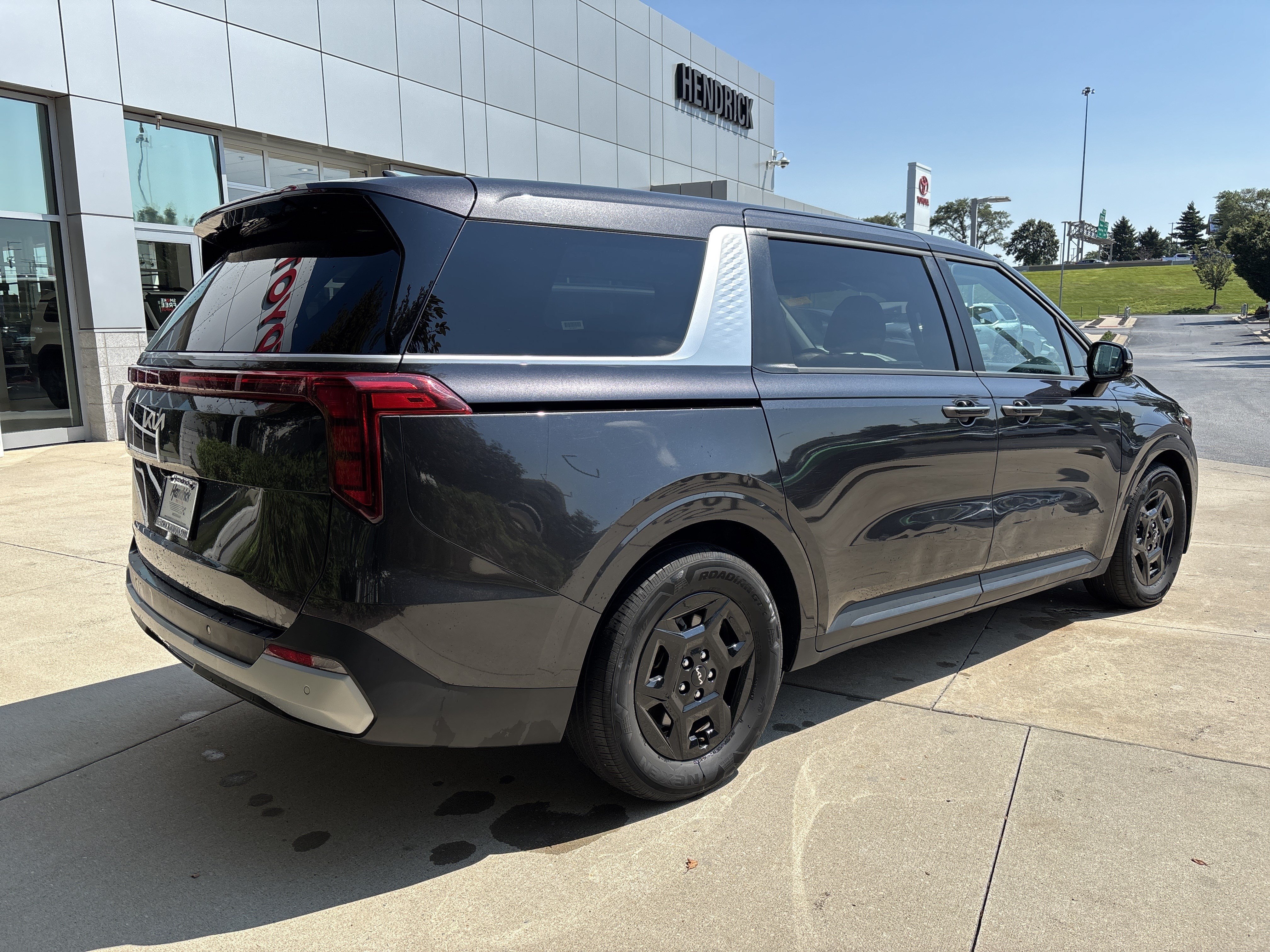 Used 2025 Kia Carnival FWD image 6