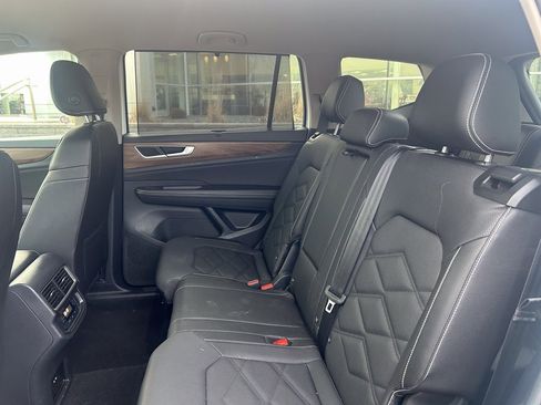 Used 2025 Volkswagen Atlas SE image 12