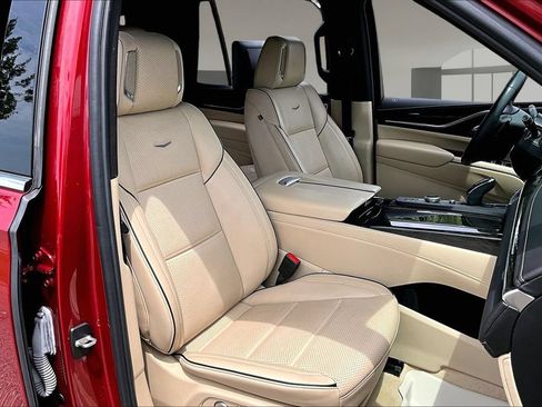 Used 2024 Cadillac Escalade Premium Luxury AWD/4WD image 7