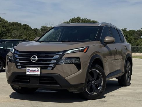 Used 2024 Nissan Rogue SV w/ SV Premium Package AWD/4WD image 2