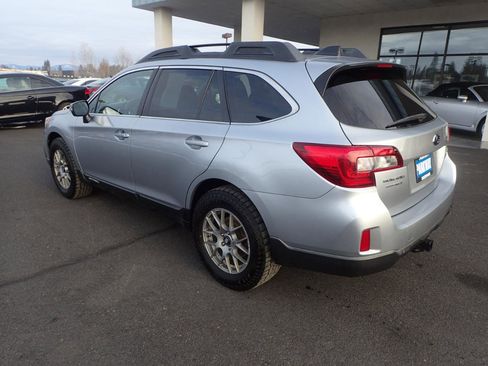 Used 2016 Subaru Outback 2.5i Limited AWD/4WD image 3