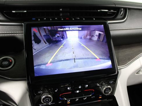 Used 2022 Jeep Grand Cherokee Overland w/ Luxury Tech Group IV image 16