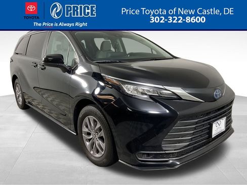 Used 2023 Toyota Sienna LE AWD/4WD image 1