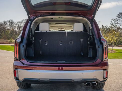 Used 2023 Kia Telluride EX w/ EX Captain's Chair Package image 16