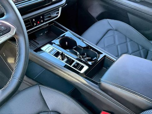 Used 2025 Volkswagen Atlas Cross Sport SE image 16