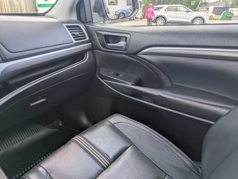 Used 2018 Toyota Highlander SE AWD/4WD image 17