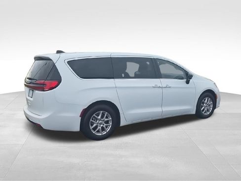 Used 2024 Chrysler Pacifica Touring-L FWD image 8
