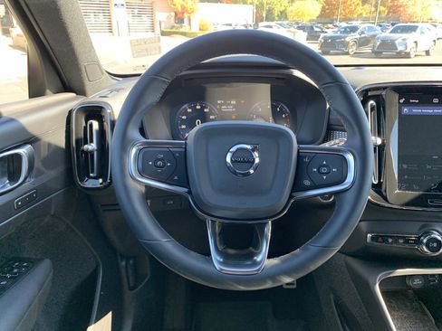 Used 2022 Volvo XC40 T5 R-Design w/ Advanced Package image 18