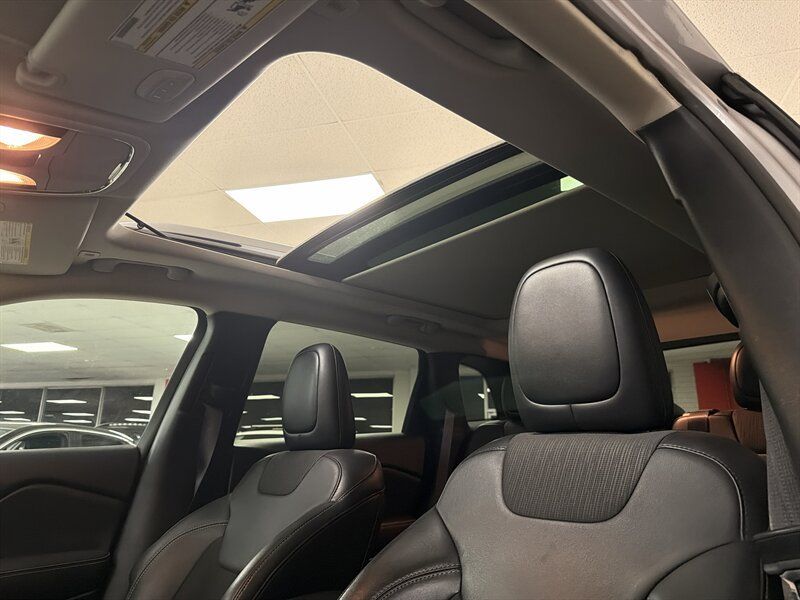 Used 2018 Jeep Cherokee Latitude Plus w/ Comfort/Convenience Group FWD image 33