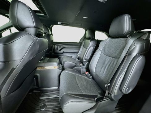 Used 2025 Toyota Sienna Platinum AWD/4WD image 23
