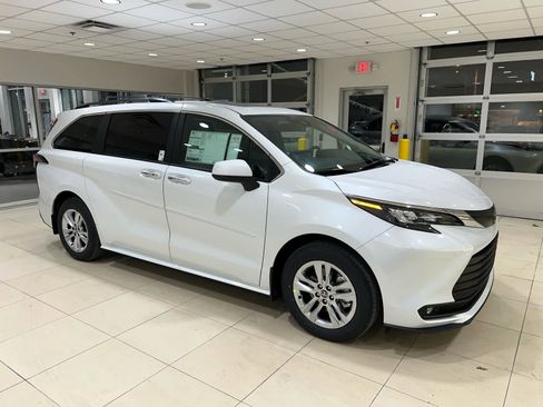 New 2026 Toyota Sienna XLE image 1