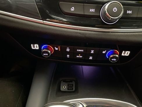 Used 2020 Buick Enclave Essence FWD image 43