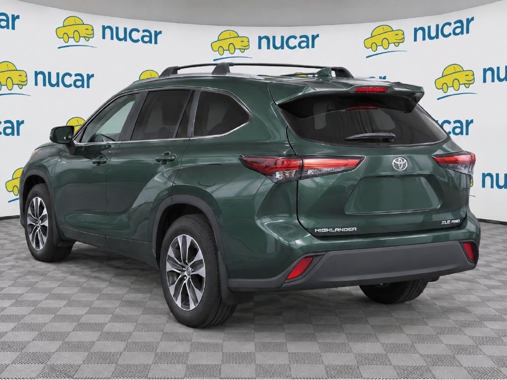 Used 2024 Toyota Highlander XLE AWD/4WD image 3