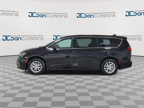 Used 2025 Chrysler Pacifica Select image 5