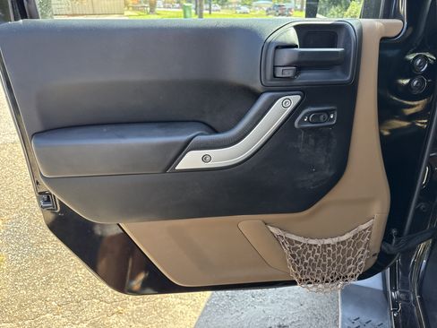 Used 2014 Jeep Wrangler Unlimited Sahara w/ Dual Top Group AWD/4WD image 34
