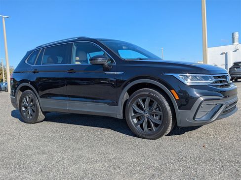 Used 2024 Volkswagen Tiguan SE image 2