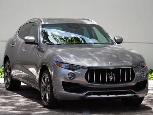 Used 2017 Maserati Levante w/ Luxury Package AWD/4WD image 18