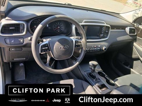 Used 2020 Kia Sorento LX AWD/4WD image 11