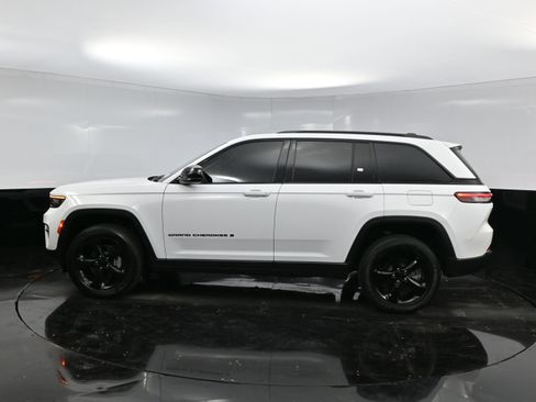 Used 2023 Jeep Grand Cherokee Altitude image 4