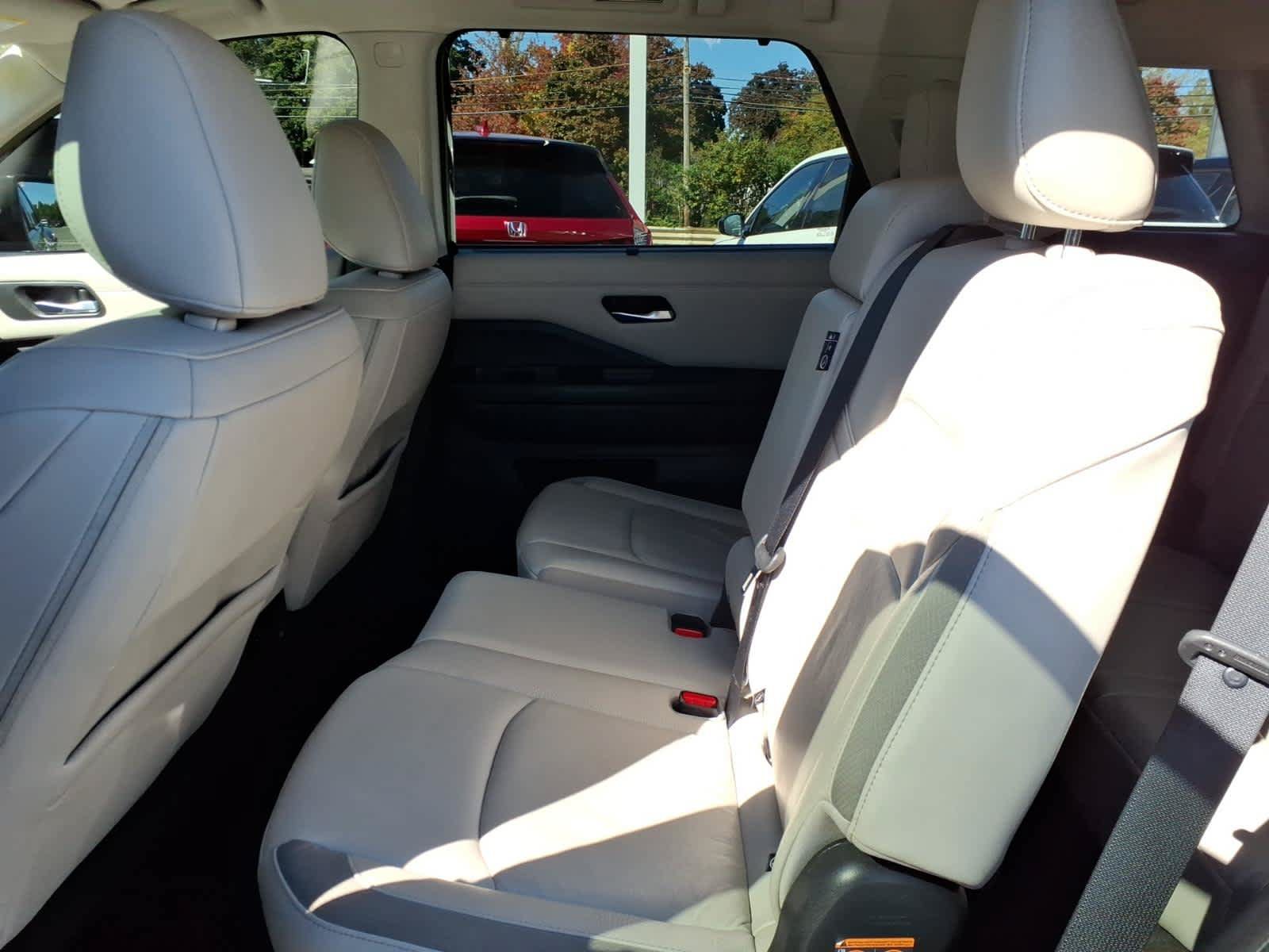 Used 2023 Nissan Pathfinder SL AWD/4WD image 13