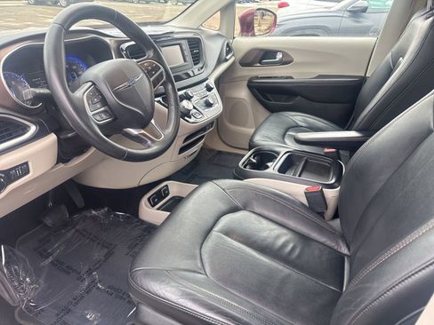 Used 2017 Chrysler Pacifica Touring-L image 10