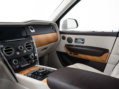 Certified 2019 Rolls-Royce Cullinan AWD/4WD image 34